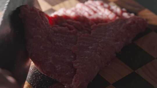 厨师菜刀剁肉馅肉糜猪肉在案板上