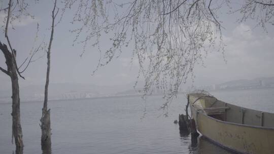 云南大理洱海小舟小船湖泊安静湖面灰片