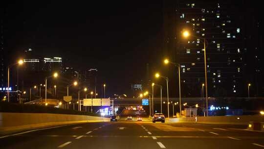 夜间开车行驶在城市道路夜晚城市车窗外风景