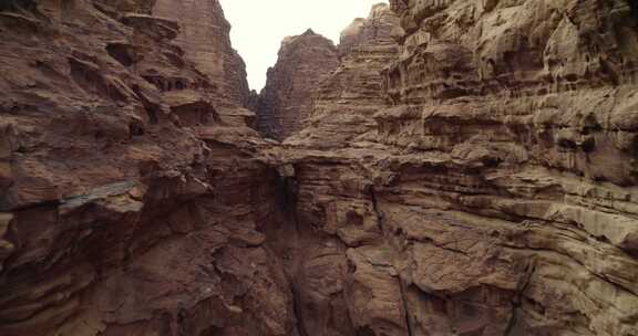 Wadi Rum中东岩石沙漠悬崖，科幻景