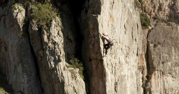 环绕拍摄女登山运动员，爬在半山腰