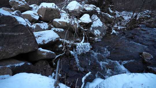 泉水  大山里  冬天