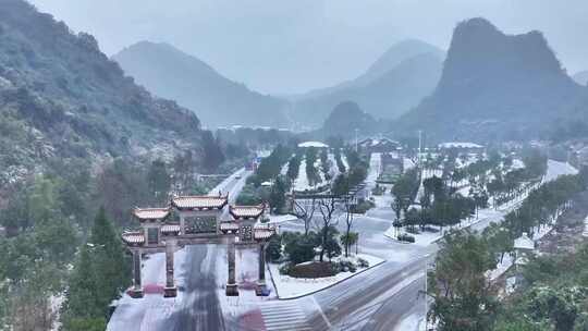 雪中的中式牌坊及周边景致的全景