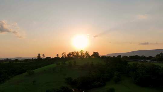 夕阳下的乡村生活风景。乡村景观。森林树木风景。