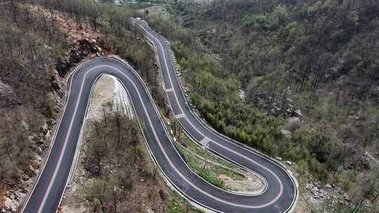 大山里蜿蜒崎岖的柏油路公路交通