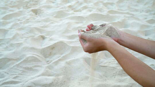 手捧沙、手中流沙、指缝中的沙、握不住的沙视频素材模板下载