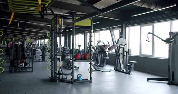 配有训练器材和健身器材的现代健身房内部