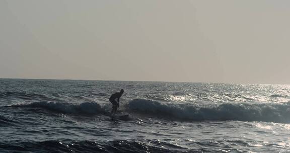 冲浪者在海浪上冲浪