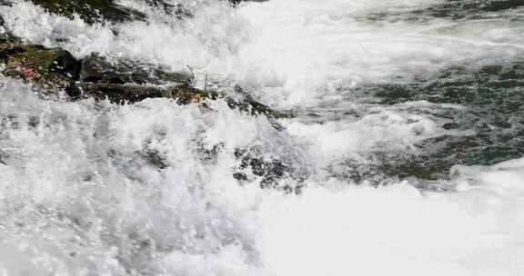 春天冰雪融化高山泉水溪流溪水流水