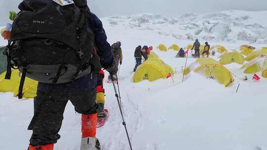 攀登慕士塔格峰的登山者抵达C1营地