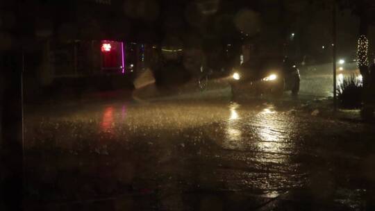 在雨夜行驶的车辆
