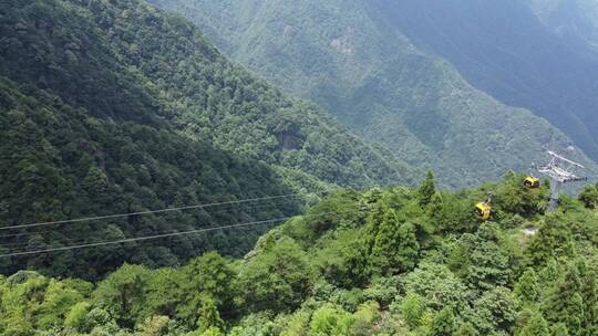 夏天武功山航拍蓝天白云绿山