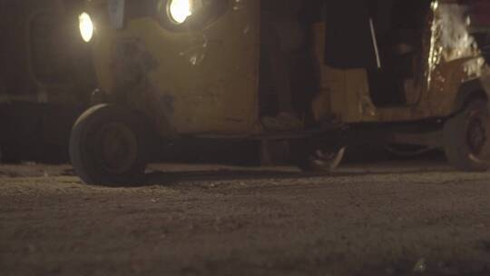 尼日利亚街头夜市的三轮车