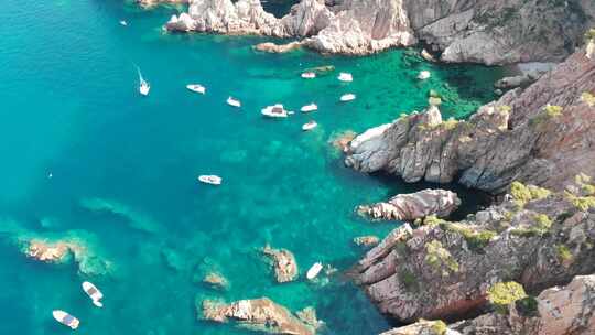 西班牙加泰罗尼亚布拉瓦海岸卡拉·德·特拉马迪乌的必看揭示。深蓝色绿色的水，锯齿状视频素材模板下载