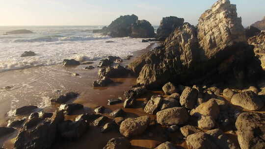 岩石海滩，粗糙的海浪拍打在红色的沙滩上