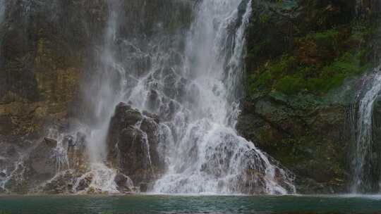 瀑布流水水流岩壁苔藓