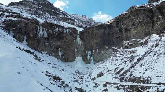 136大山里覆盖着雪移动镜头