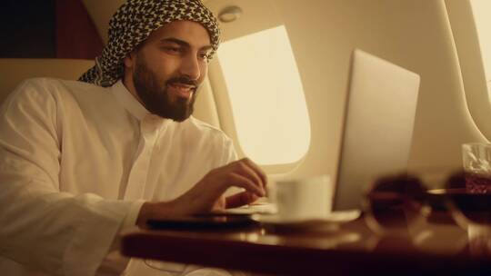 阿拉伯商人在机舱内使用电脑办公视频素材模板下载