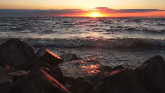 夕阳、日落黄昏、海浪冲击礁石视频素材模板下载