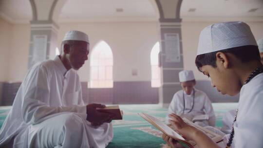 穆斯林学生在教堂上课视频素材模板下载