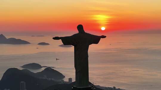 日出在基督救世主雕像在里约热内卢巴西。