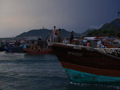 海南岛渔港清晨出海的货轮