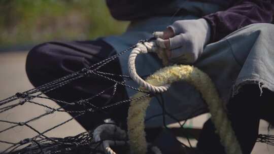 渔民织补渔网