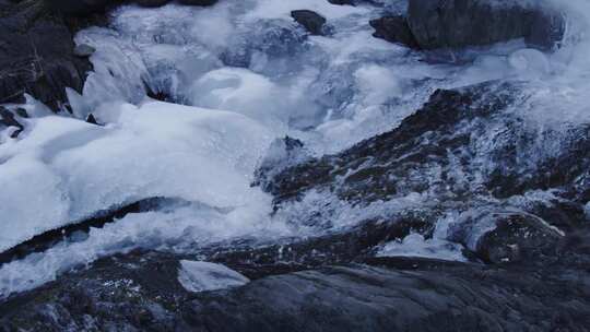 冬天结冰溪流严寒流水小河