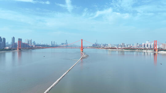 航拍武汉长江水位降低出现的奇观长江中的路
