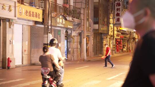 南京路步行街夜景行人视频素材模板下载