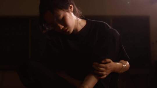 漂亮女孩舞蹈室跳舞一个人的舞蹈独舞