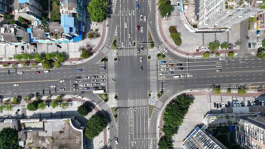 俯拍城市十字路交车辆行驶