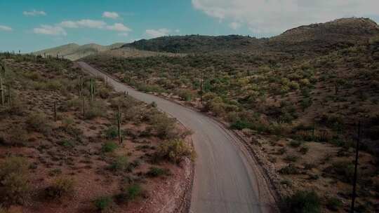 车辆在山间崎岖的道路上行驶