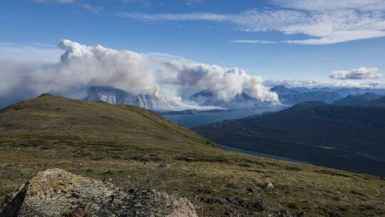 火山喷发冒出的烟雾天际线景观 