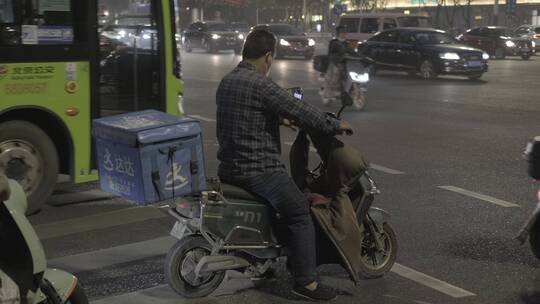 夜晚的人群车流