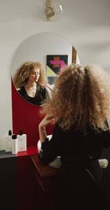 一个女人看着镜子里的自己