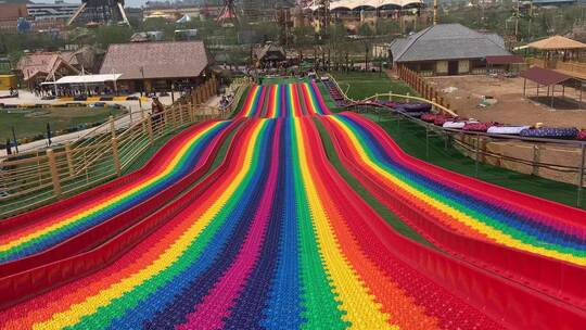 游乐园里的彩虹滑道，第一视角