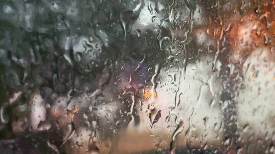 下暴雨 下雨天 雨中行人 车雨水 意境实拍视频素材模板下载