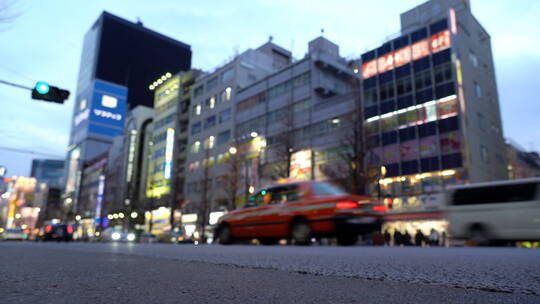 低角度仰拍东京街道