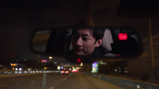 夜晚驾驶汽车出行的青年男人视频素材模板下载