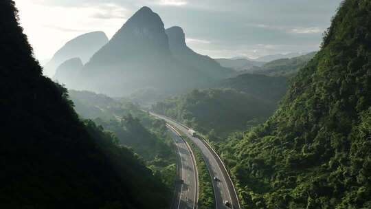 早晨阳光下广西贺州喀斯特山谷中的高速公路