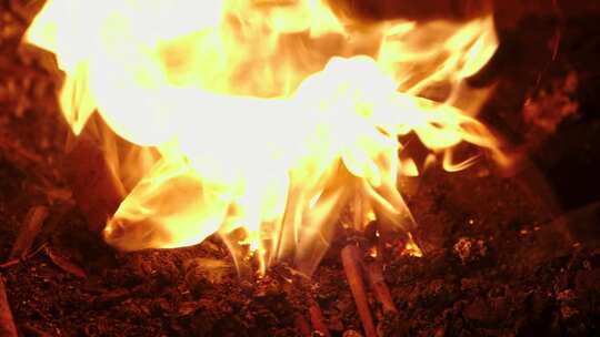 《炼火之舞：传统铁匠炉火锻造》