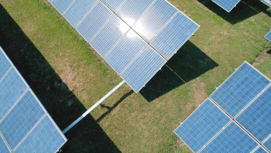 太阳能电池板的空中倾斜拍摄农场太阳能电池