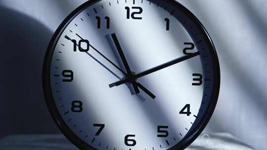 特写时钟表盘及光影效果