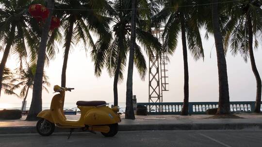 停在海边公路的电动摩托车