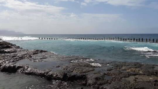 海浪冲击着海岸