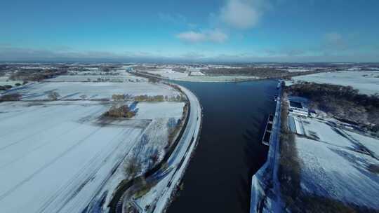 FPV穿越机无人机航拍雪地河流农场牧场雪景