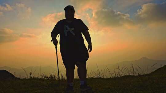 一个肥胖的男子登山者运动减肥