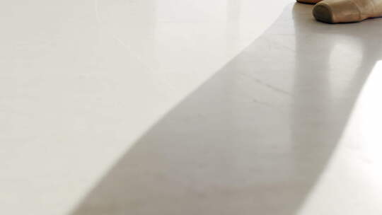 芭蕾舞演员的脚在表演芭蕾舞