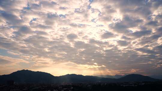 山峰日落延时黄昏夕阳山脉阳光森林夜幕降临